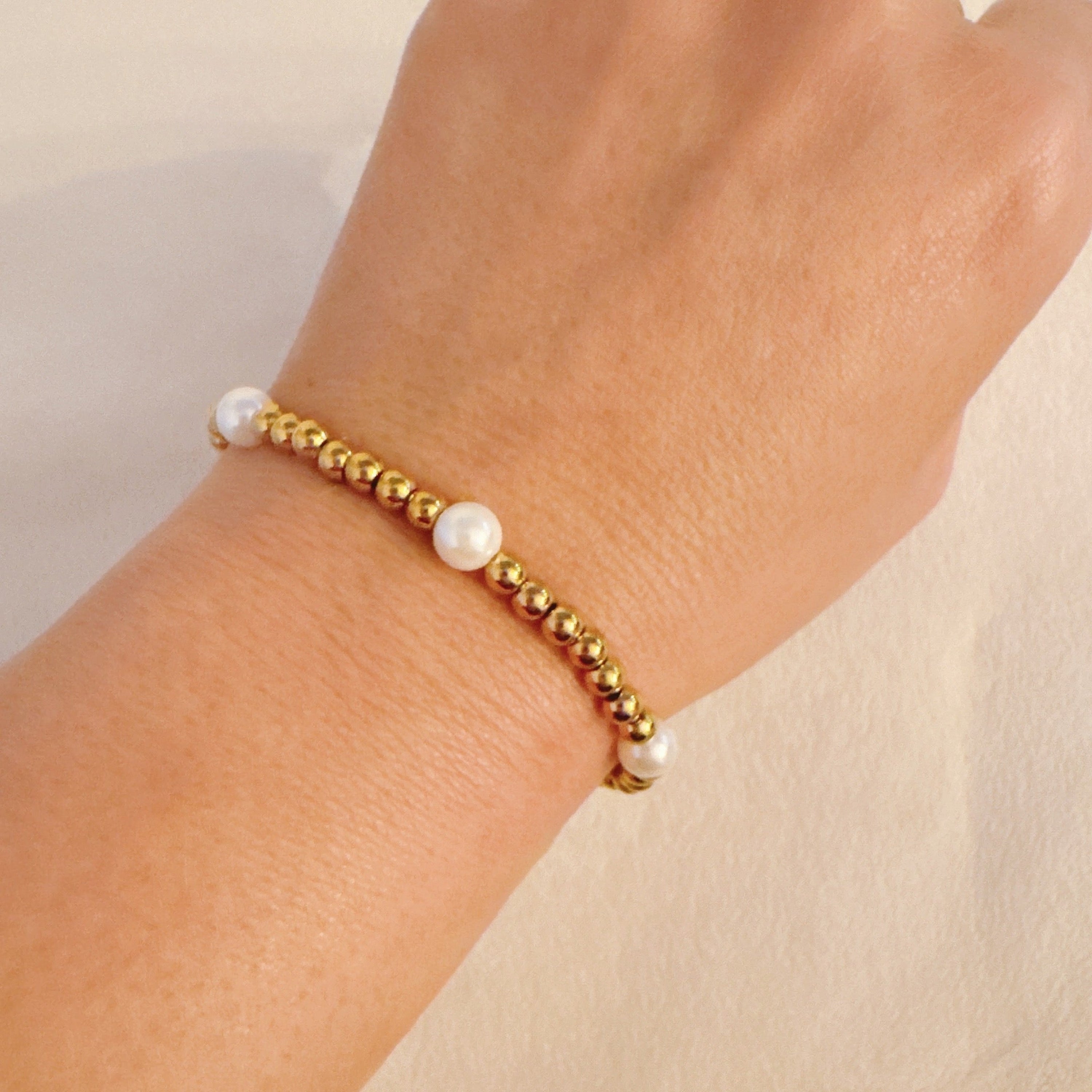 Golden Beads Stone Stretch Bracelet in Pearl