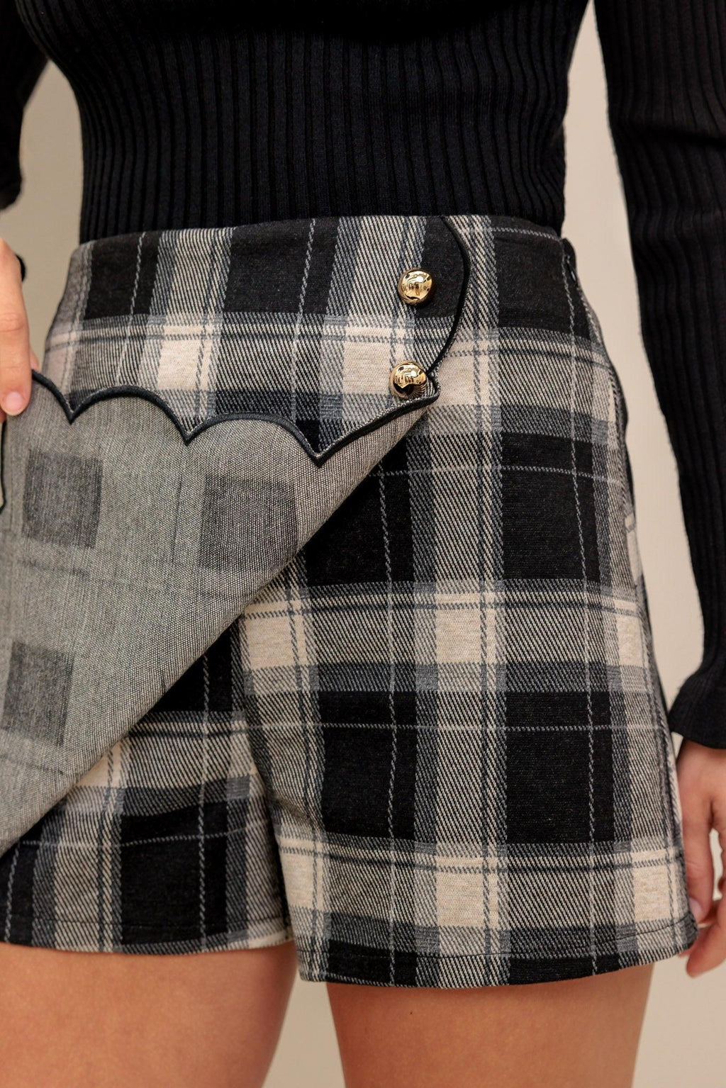 Scalloped Plaid Skort in black and taupe, detail view