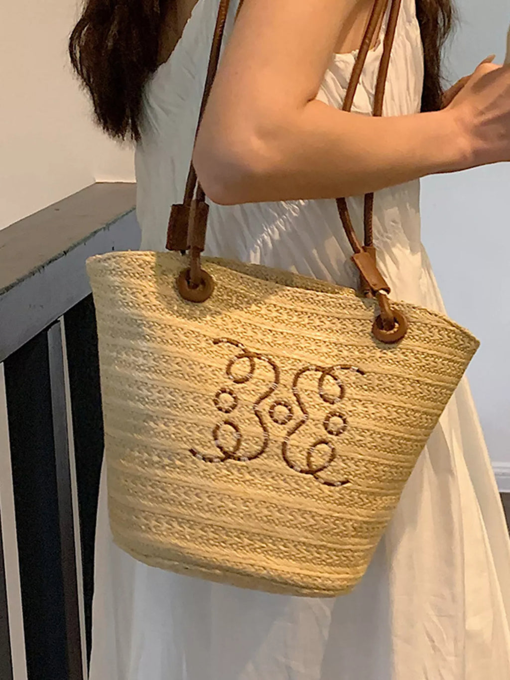 Straw Bucket Shoulder Bag - close up of straw weave detail